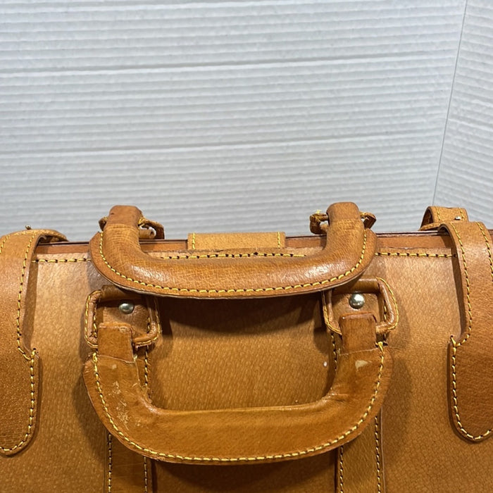 Vintage Doctor Bag Duffle In Beautiful Golden Tan Leather With Brass Lock lLatch