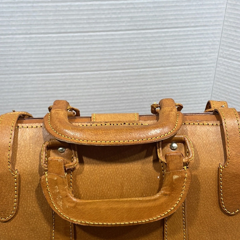 Vintage Doctor Bag Duffle In Beautiful Golden Tan Leather With Brass Lock lLatch