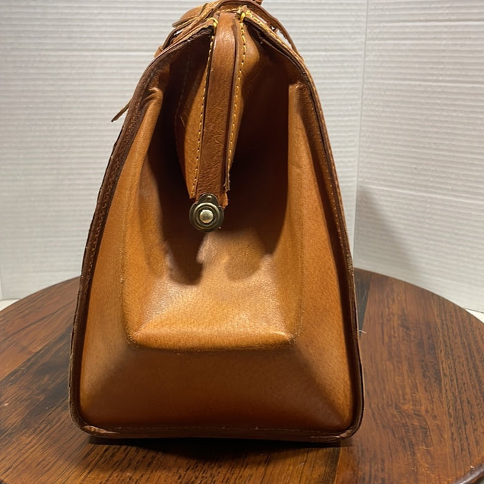 Vintage Doctor Bag Duffle In Beautiful Golden Tan Leather With Brass Lock lLatch