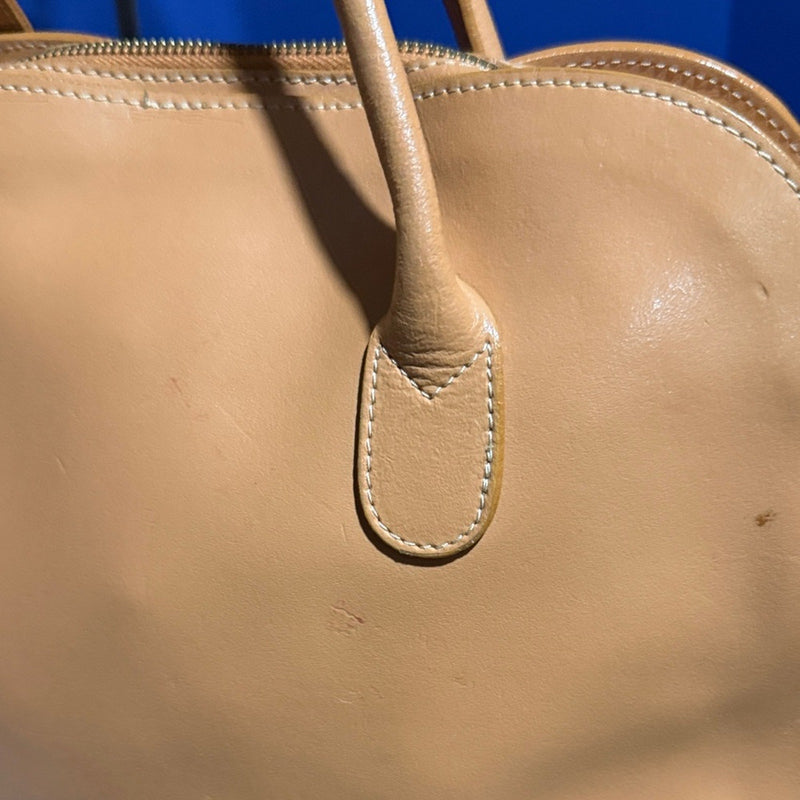 Lancaster Paris Tan Smooth Handbag
Purse with shoulder strap