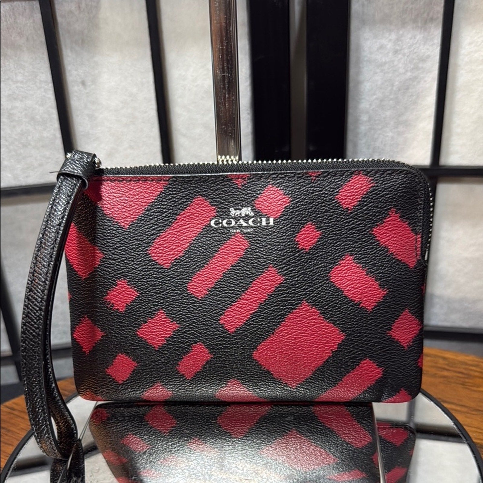 CORNER ZIP WRISTLET WITH WILD PLAID PRINT (COACH F23715)