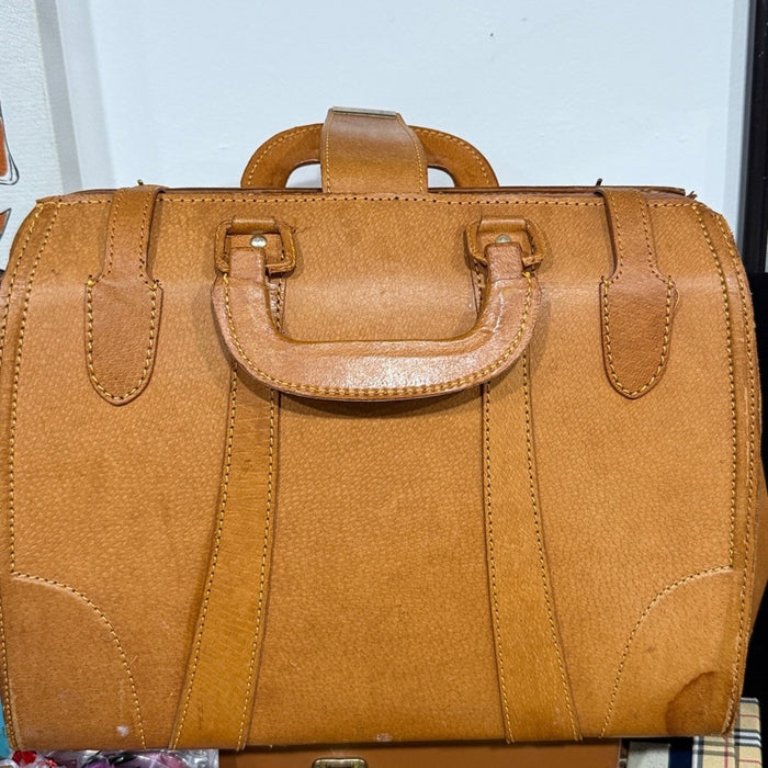 Vintage Doctor Bag Duffle In Beautiful Golden Tan Leather With Brass Lock lLatch