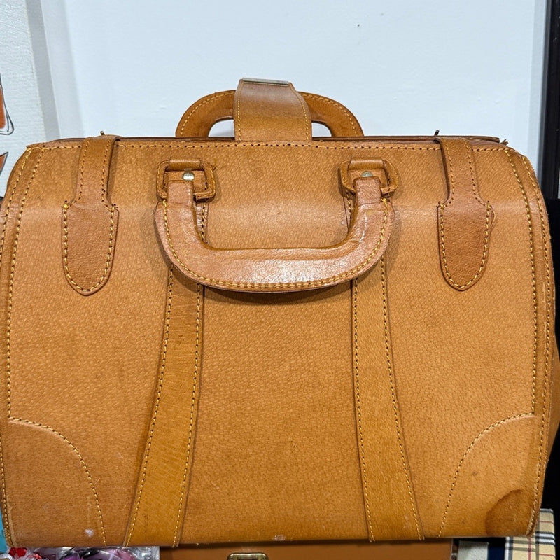 Vintage Doctor Bag Duffle In Beautiful Golden Tan Leather With Brass Lock lLatch