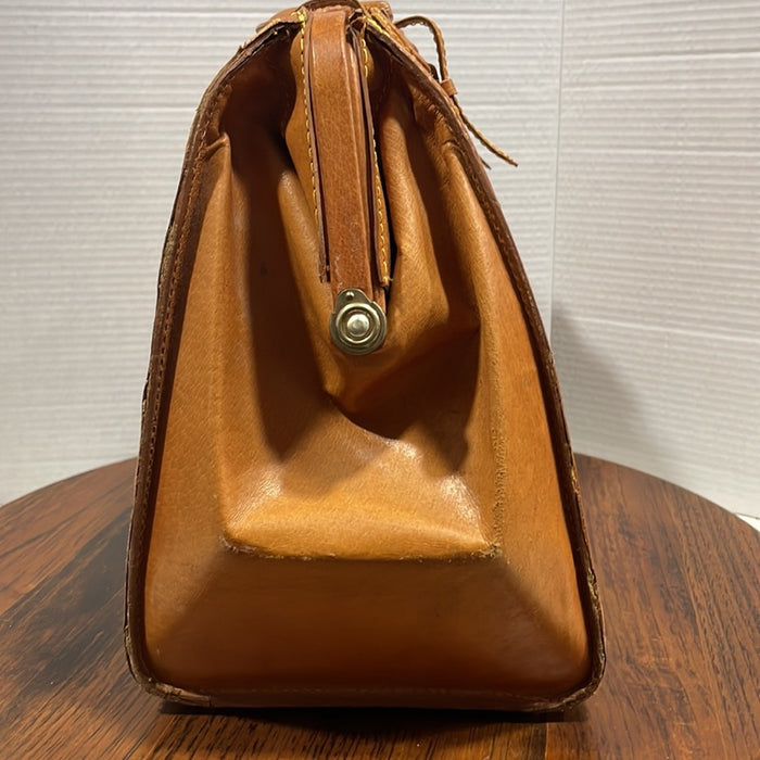 Vintage Doctor Bag Duffle In Beautiful Golden Tan Leather With Brass Lock lLatch