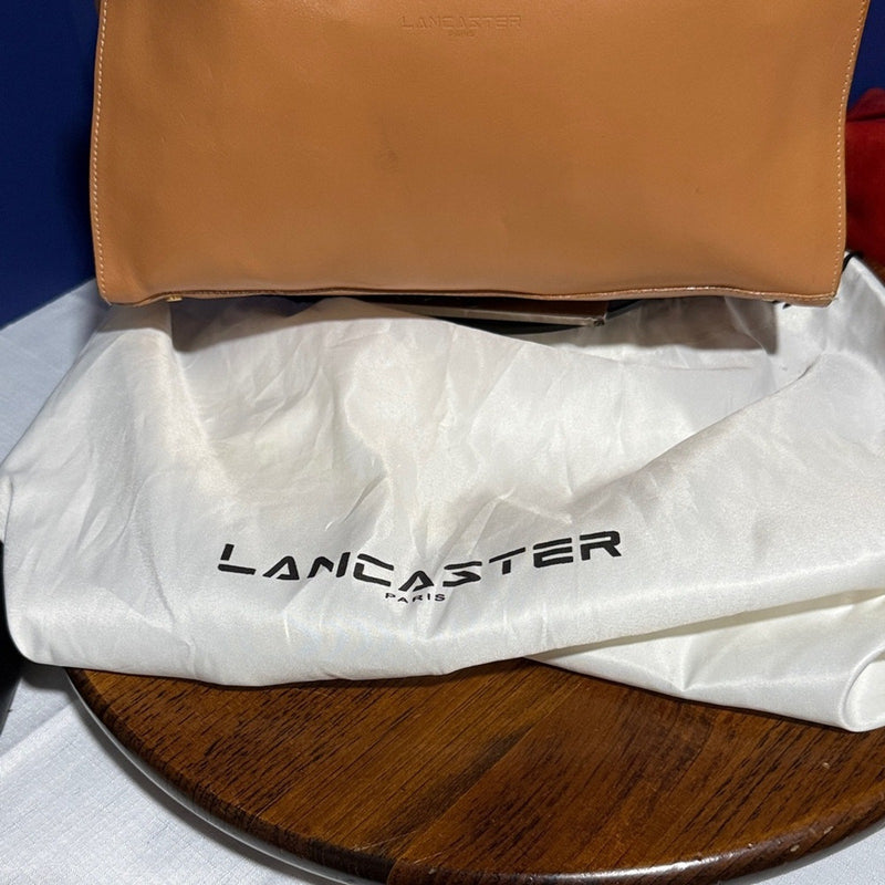 Lancaster Paris Tan Smooth Handbag
Purse with shoulder strap