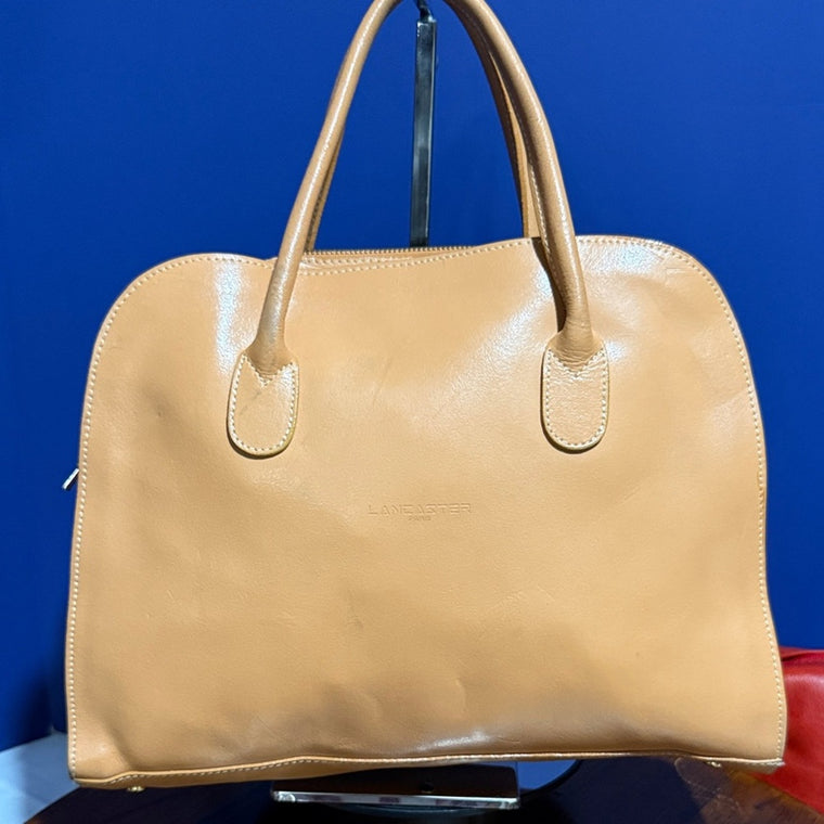 Lancaster Paris Tan Smooth Handbag
Purse with shoulder strap