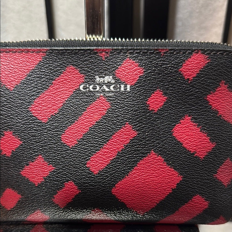 CORNER ZIP WRISTLET WITH WILD PLAID PRINT (COACH F23715)