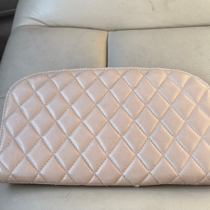 Hobo International Cole Taupe
Quilted Large Leather Clutch Zip