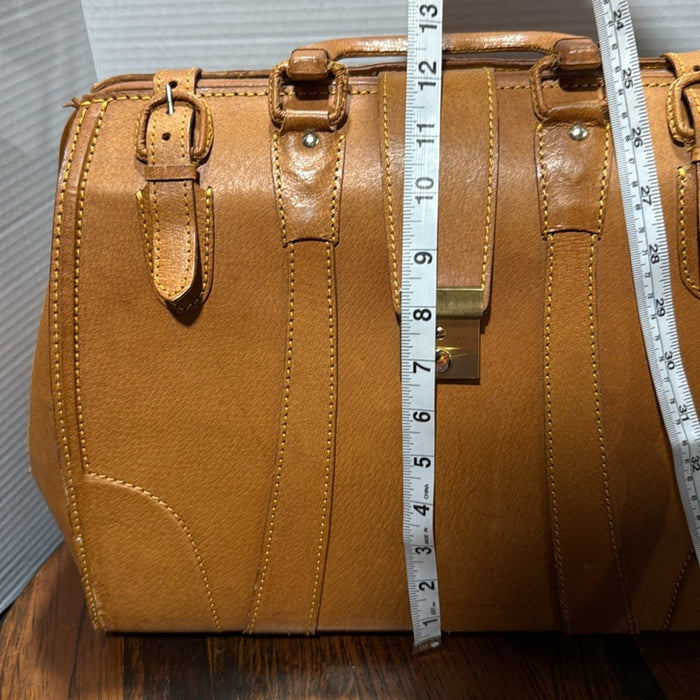 Vintage Doctor Bag Duffle In Beautiful Golden Tan Leather With Brass Lock lLatch