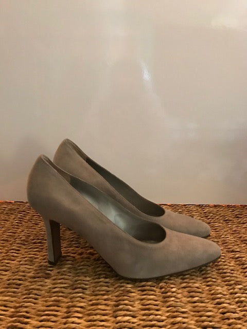 Beautiful Pale Gray Suede Donna Karan pumps Classic Heels